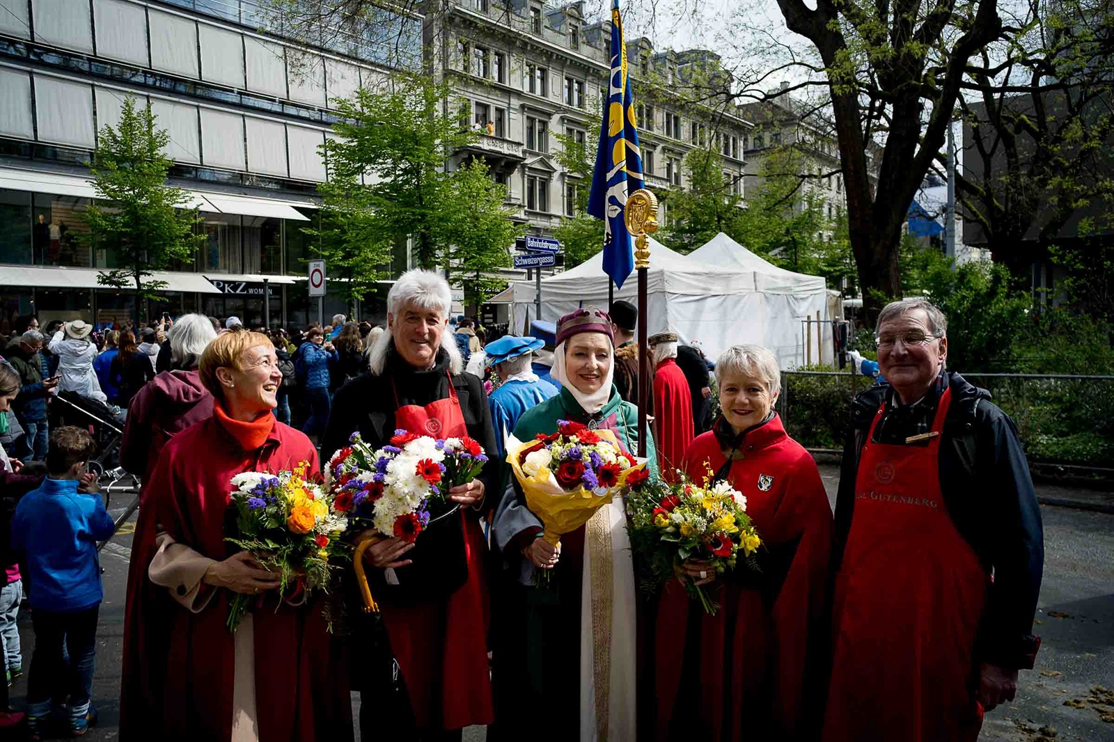 wenn ein Luzerner am Sechseläuten den Damen Blumen bringt.